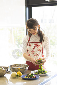 主妇食物装盘女人做饭背景图片