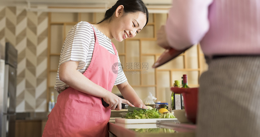 女人们在厨房做饭图片