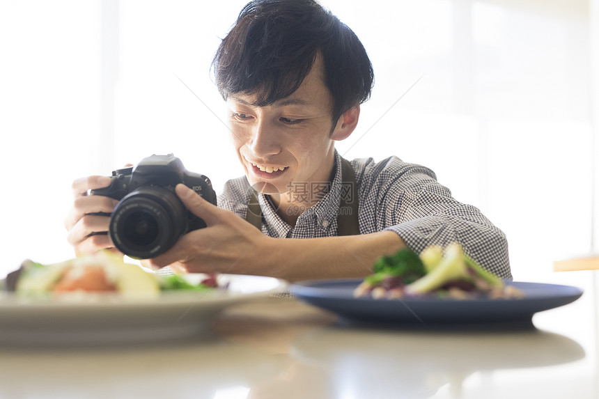 男青年美食摄影图片