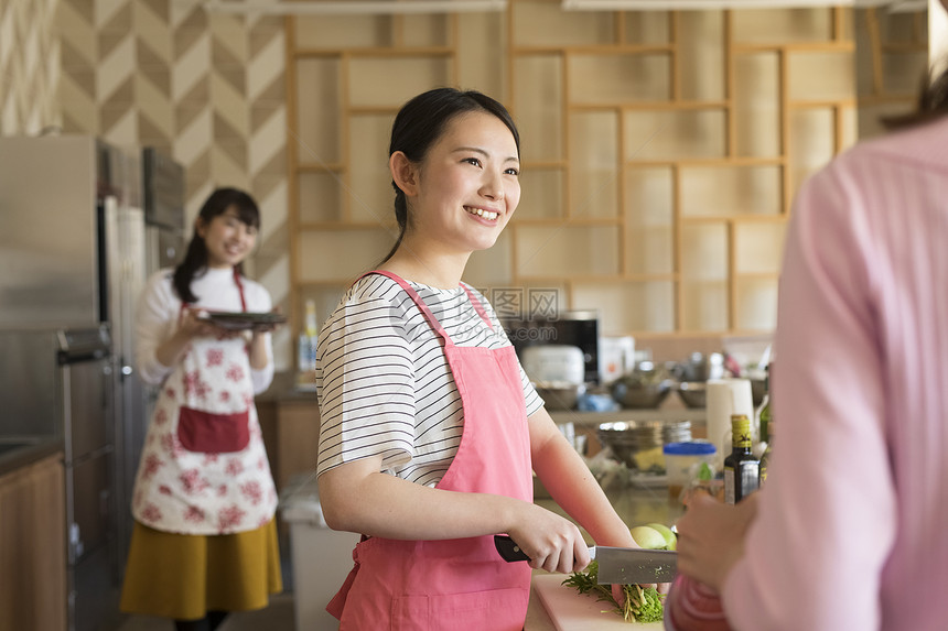 青年男女烹饪交流图片