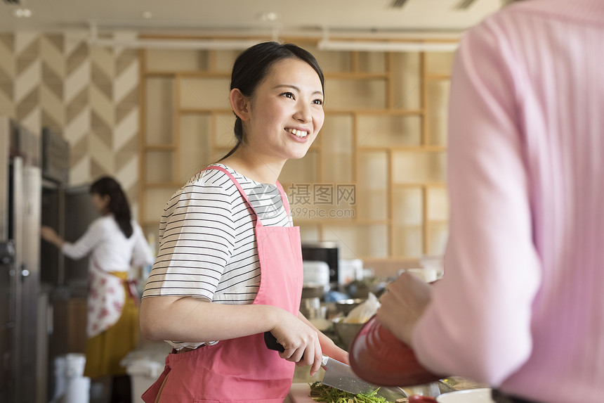 男割教女人做饭图片