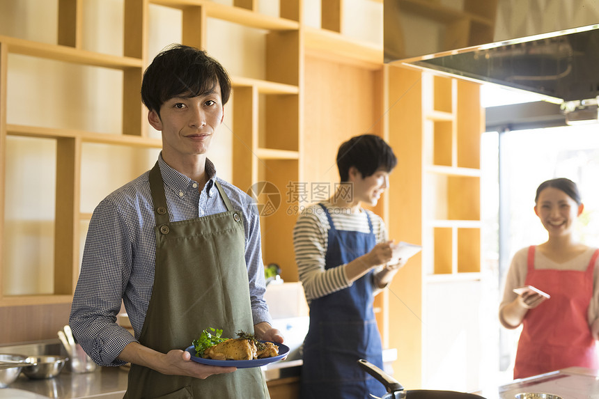 有趣男老师教学员上烹饪课图片