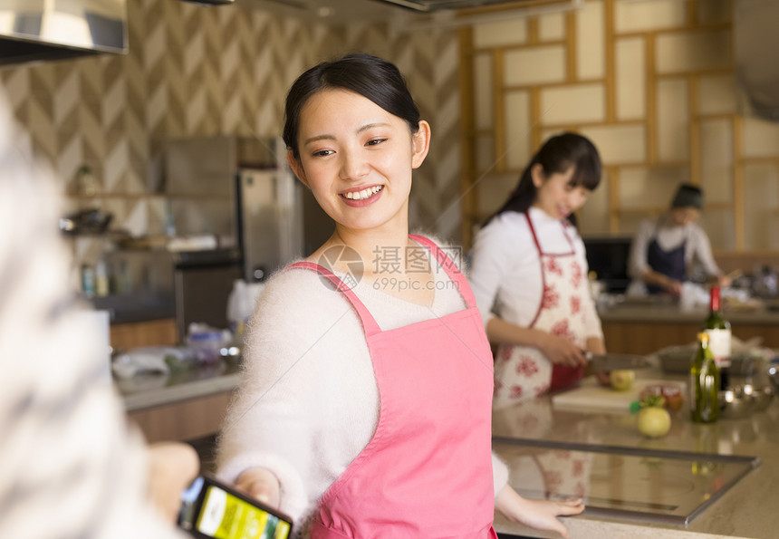 学习厨房烹饪的女人图片