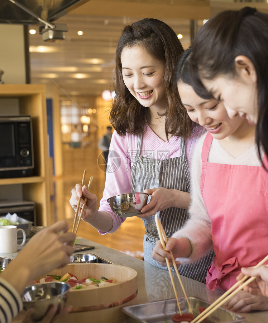 学习烹饪的年轻人图片