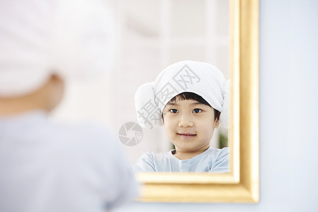 儿童在家照镜子图片