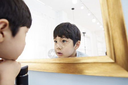 住房浴室生活儿童照镜子图片