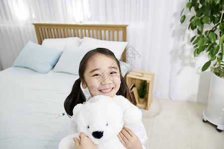 小女孩抱着玩具熊开心笑图片