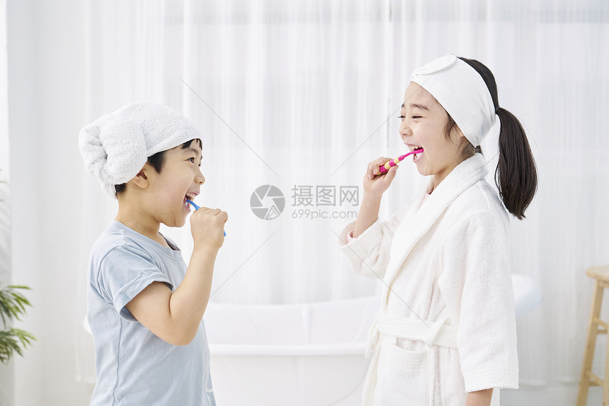 两个小孩一起刷牙图片