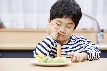 挑食不爱吃蔬菜的孩子男孩高清图片素材