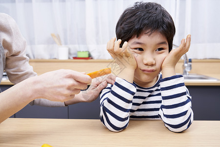 挑食不吃蔬菜的孩子高清图片