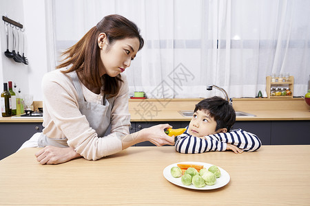 居家母子健康饮食高清图片