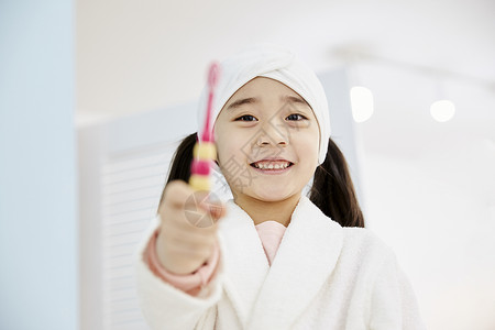 正在刷牙的可爱女孩图片