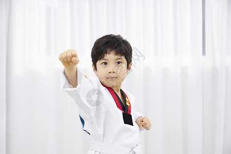 儿童练习跆拳道图片