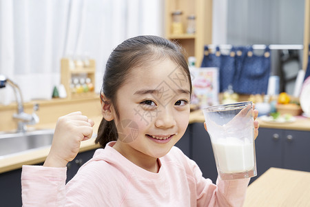 小女孩开心喝牛奶图片