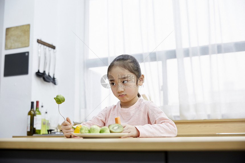 小女孩拒绝吃水果图片