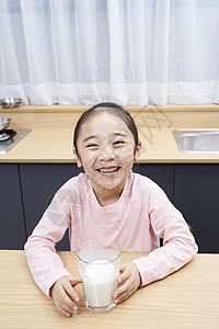 小女孩开心喝牛奶图片
