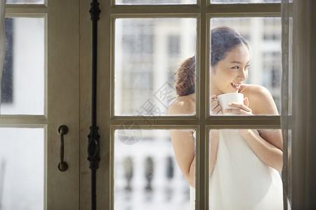 户外喝咖啡开心的女子图片