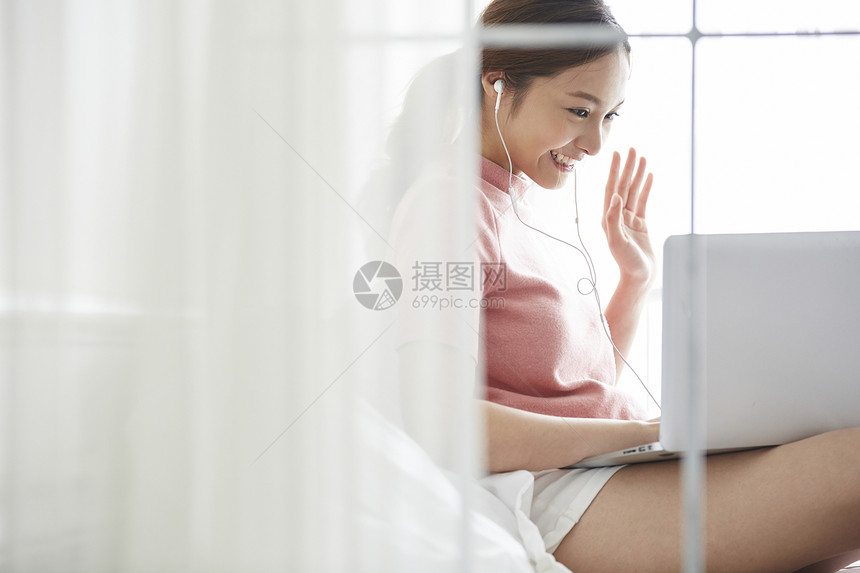 观看个人电脑女士女人放松图片