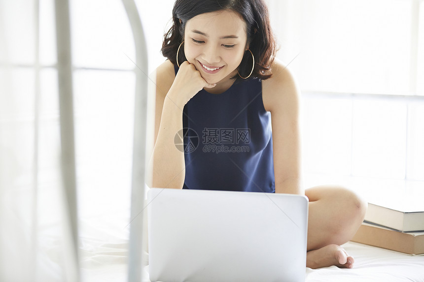 幸福个人电脑用过的女人放松图片