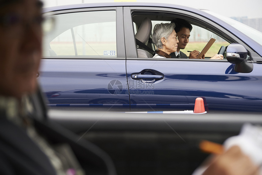 壮年亚洲3人高级驾驶学校驾驶图片