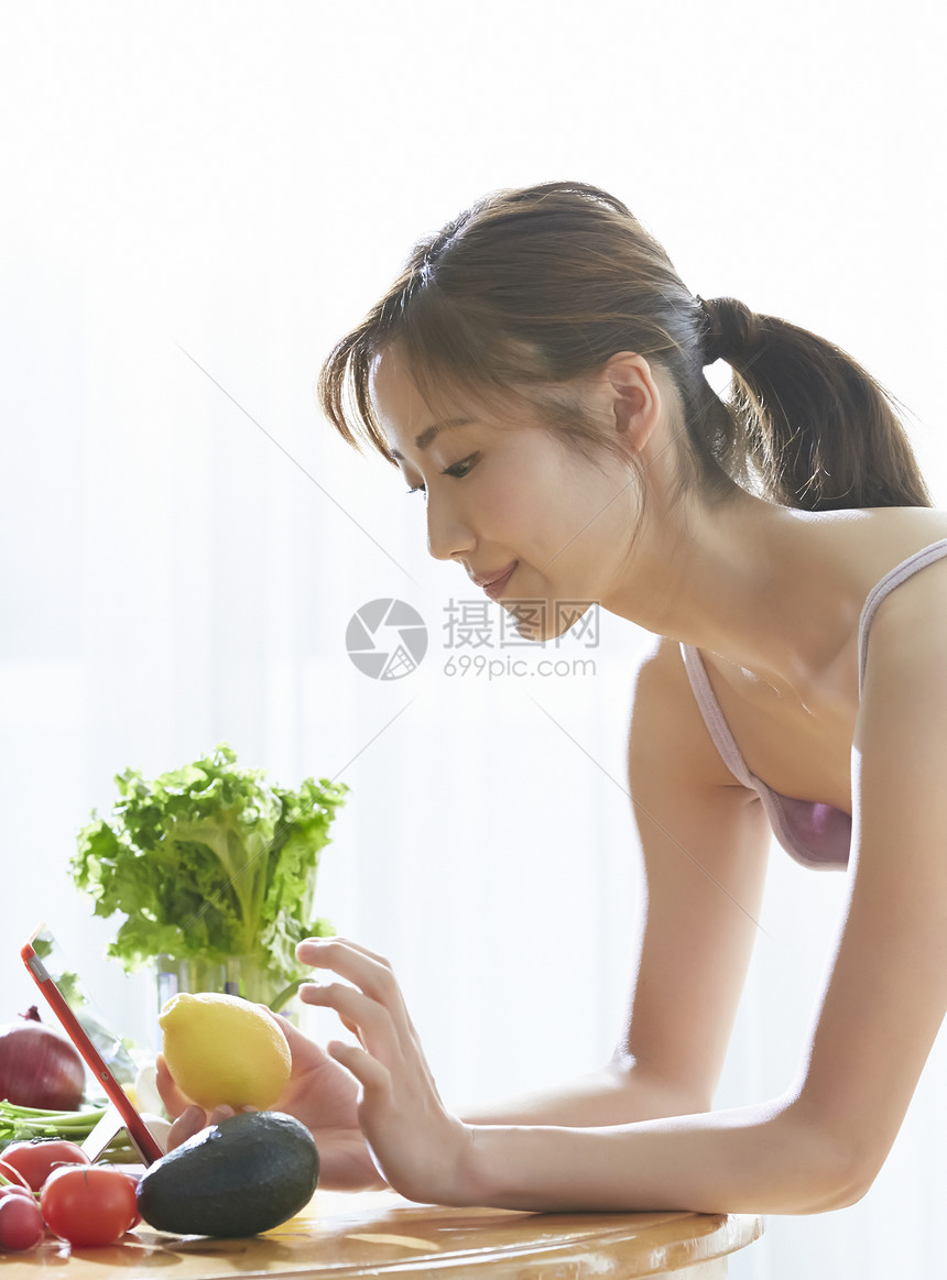 房间蔬菜20多岁关心饮食的女图片