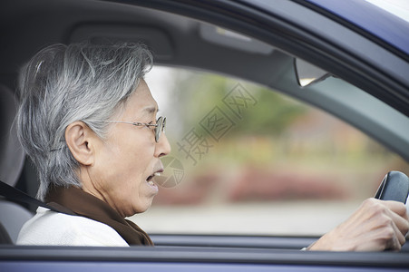 亚洲老年的侧脸高级司机意外驾车高清图片素材