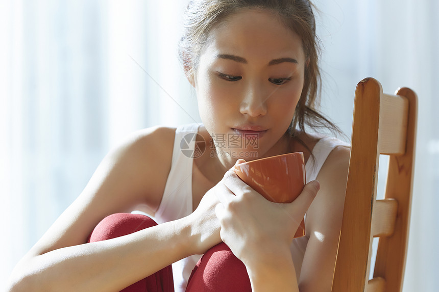 喝酒瘦身供给一个女人喝一杯图片