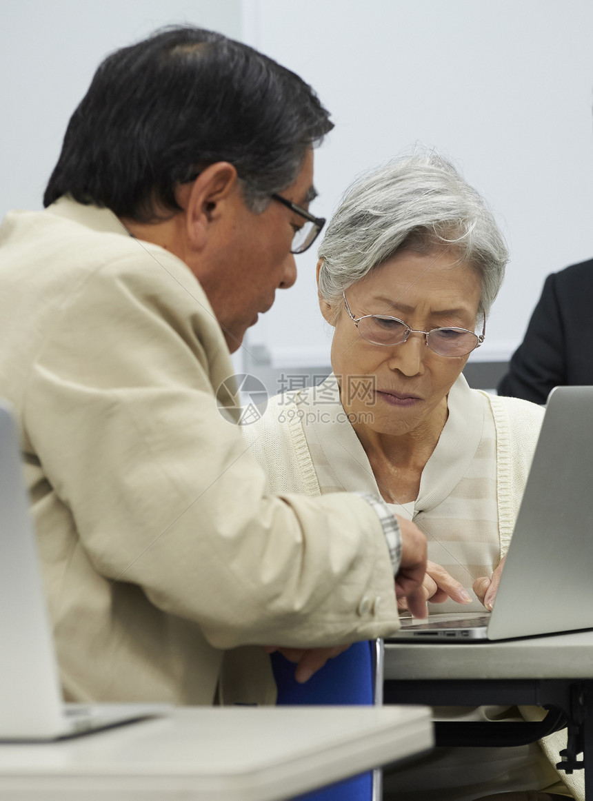 教育指导男人们高级参加讲座图片