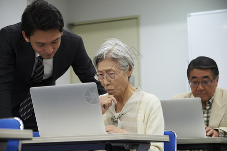 计算机男演讲高级参加讲座教室高清图片素材