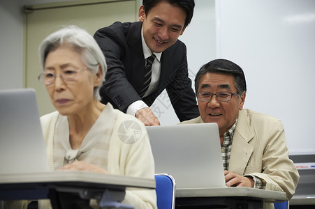 60几岁电脑室人类高级参加讲座终身学习高清图片素材