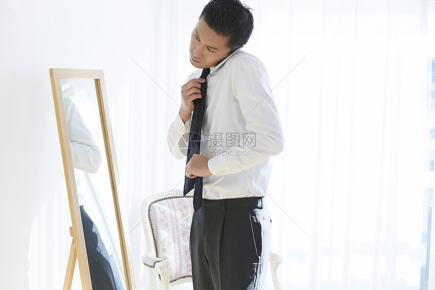 单人青春上班前一个打扮的男人图片