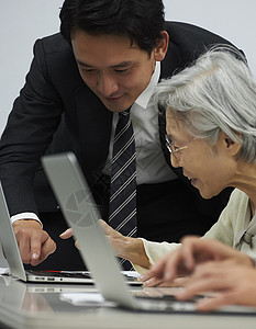 男子询问个人计算机高级参加讲座学生高清图片素材