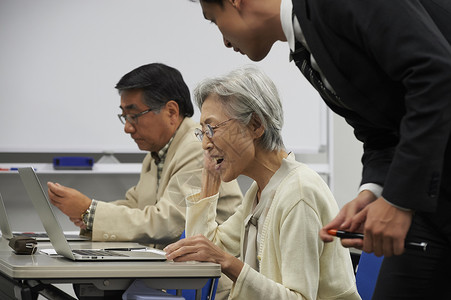 指导老年人学习的教师职位要求高清图片素材