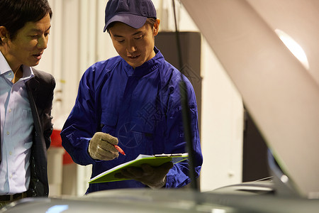 制造商检查服务汽车维修引擎技工和客户图片