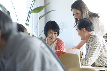 男女士们70几岁高级人员参加英语会话课土著的高清图片素材