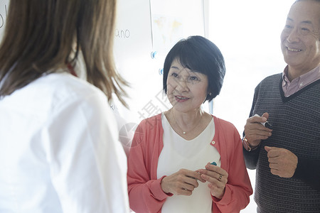 笑容女学习高级人员参加英语会话课英语会话学校高清图片素材