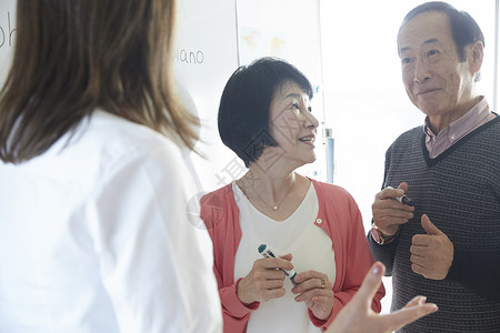 女人三人问高级人员参加英语会话课上课高清图片素材