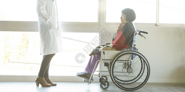沟通病人六十年代养老院的高级住院高清图片素材