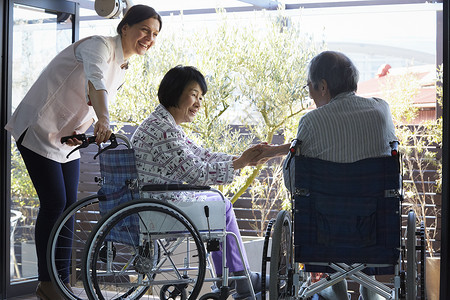 笑容手护理员老年人和外国人在照顾图片