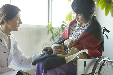 医疗福利流金岁月医生的医院查房老年人和外国人在照顾女生高清图片素材
