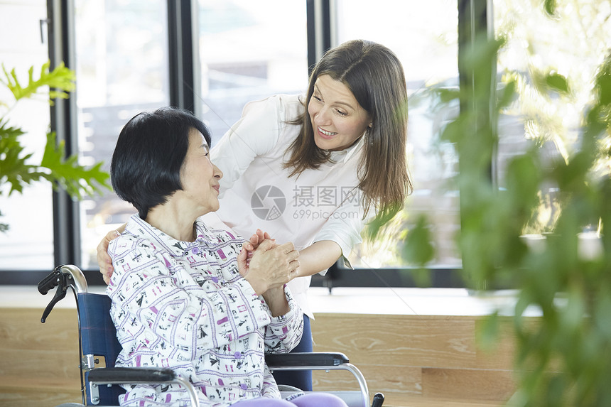 室内护理30多岁老年人和外国人在照顾图片