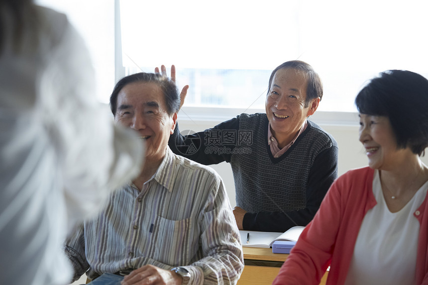 笑脸70多岁女高级人员参加英语会话课图片