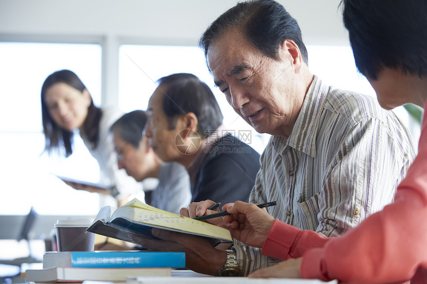 英国人七十年代亚洲高级人员参加英语会话课