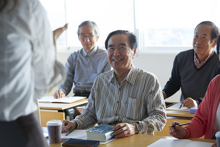 男享受70多岁高级人员参加英语会话课图片