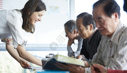 英国70几岁老师高级人员参加英语会话课男性高清图片素材