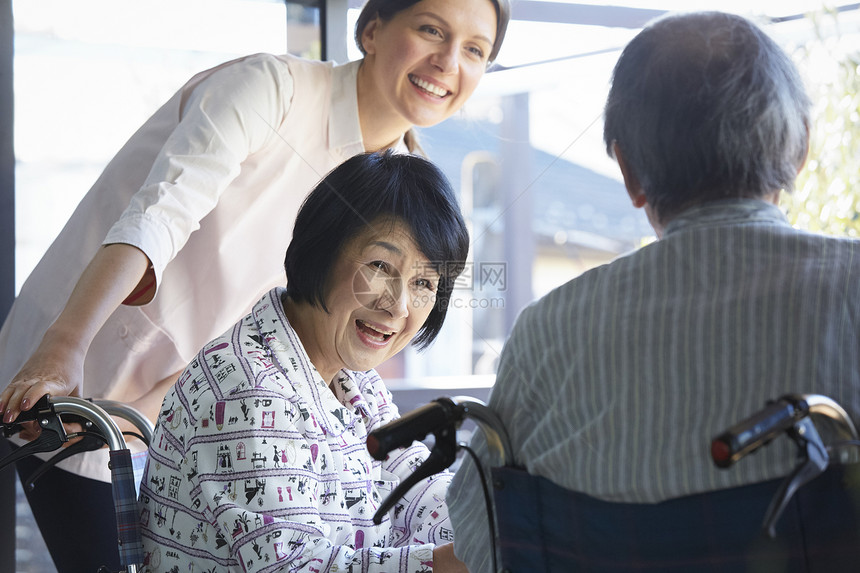 疗养院医疗依傍着老年人和外国人在照顾图片