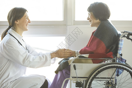 全天候服务病人女医生老年人和外国人在照顾笑容高清图片素材