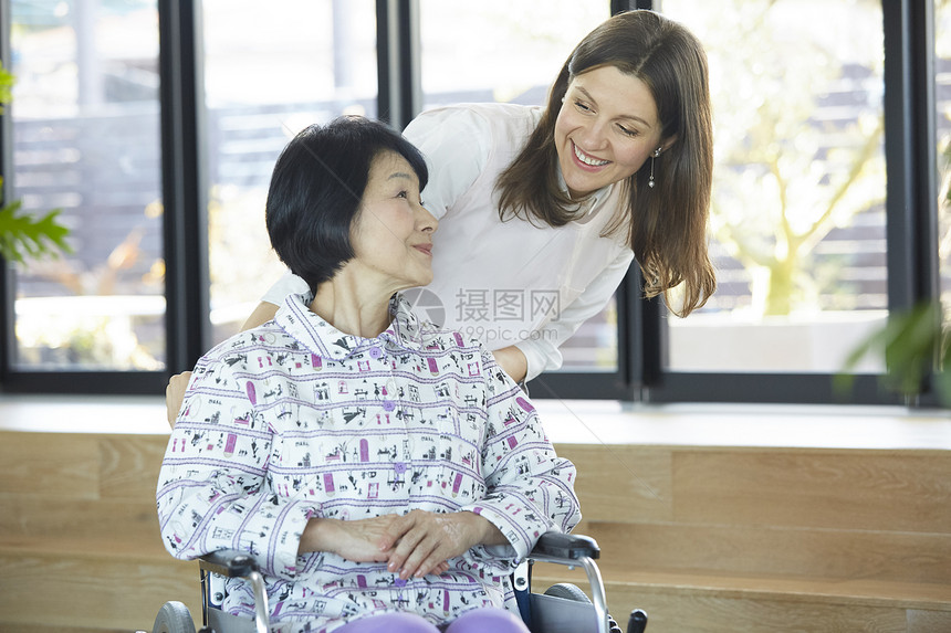 欣赏护理设施看护人老年人和外国人在照顾图片