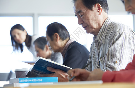 英国日本人教室高级人员参加英语会话课语言学习高清图片素材