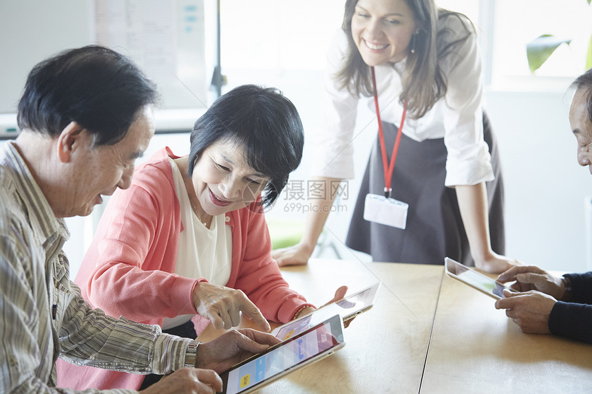 英语会话学校外国人教师高级人员参加英语会话课图片